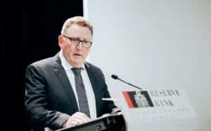 adrian orr resigned as reserve bank gove Bộ trưởng Tài chính New Zealand: Cựu Thống đốc Ngân hàng Dự trữ nhận 410.000 USD là 'đúng hợp đồng'