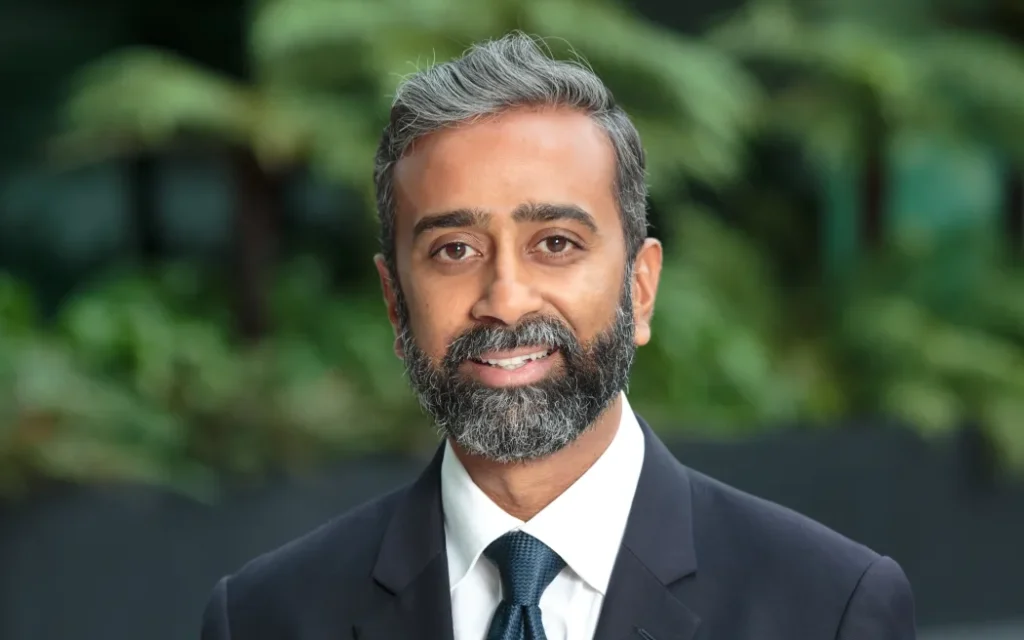Tân CEO Air New Zealand đề xuất 'trợ cấp tình huống' để duy trì các đường bay nội địa 1 Nikhil Ravishankar has been appointed Air New Zealand's new chief executive and will take over in October 2025.