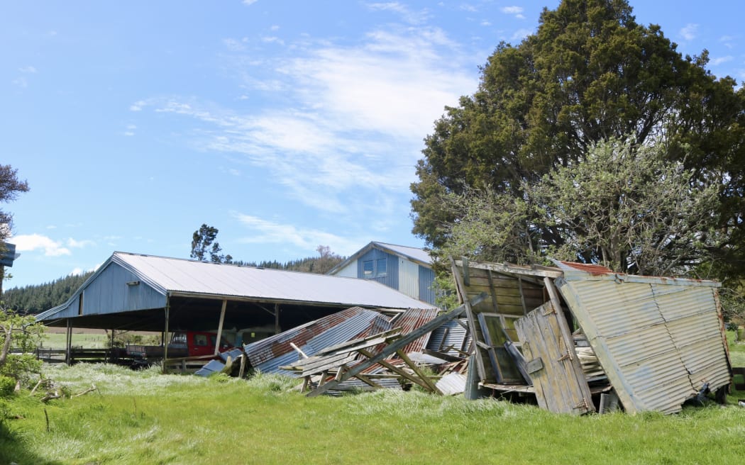 Bão lớn hoành hành, hàng ngàn hộ dân New Zealand mất điện sang tuần thứ hai 7 Alistair Storer's wind-damaged sheds, after severe spring storms, in October, 2025.