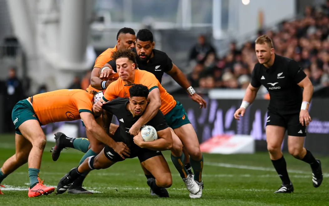 All Blacks công bố đội hình đấu Bledisloe II: Nhiều thay đổi đáng chú ý 2 All Black Leicester Fainga'anuku is tackled by Mark Nawaqanitawase of Australia during the All Black v Wallabies Bledisloe Cup rugby Test at Forsyth Barr Stadium in Dunedin.