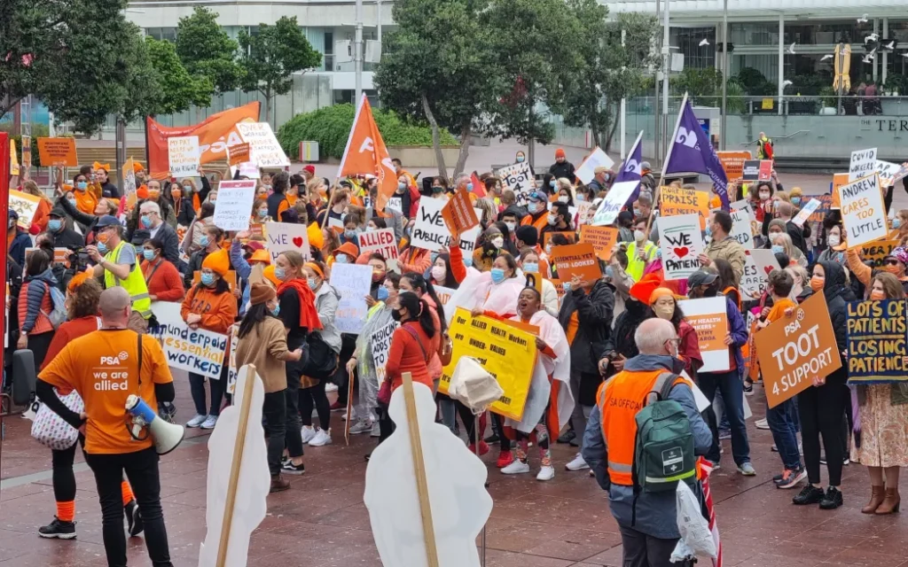 allied health workers strike in auckland Hàng ngàn nhân viên y tế liên minh đình công, trùng ngày giáo viên tiểu học bãi khóa