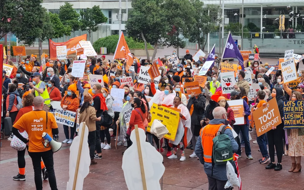 allied health workers strike in auckland Hàng ngàn nhân viên y tế liên minh đình công, trùng ngày giáo viên tiểu học bãi khóa