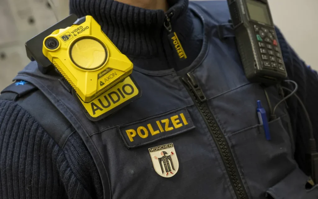 PRODUCTION - 22 November 2023, Bavaria, Munich: A police officer from police station 11 in the city center wears a so-called "body cam" on his clothing. Photo: Peter Kneffel/dpa (Photo by PETER KNEFFEL / dpa Picture-Alliance via AFP)