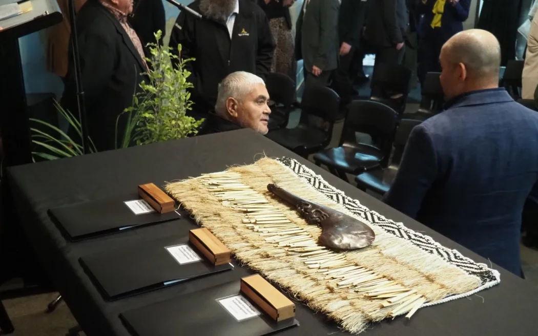 as part of the ceremony a wahaika taong Waitākere Ranges: Thỏa thuận lịch sử củng cố quan hệ đối tác bảo tồn