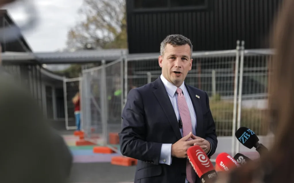 Wellington Sắp Có Trường Bán Công Đầu Tiên 1 associate education minister david seymo 2 Wellington Sắp Có Trường Bán Công Đầu Tiên