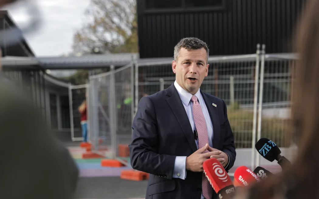 associate education minister david seymo 2 Wellington Sắp Có Trường Bán Công Đầu Tiên