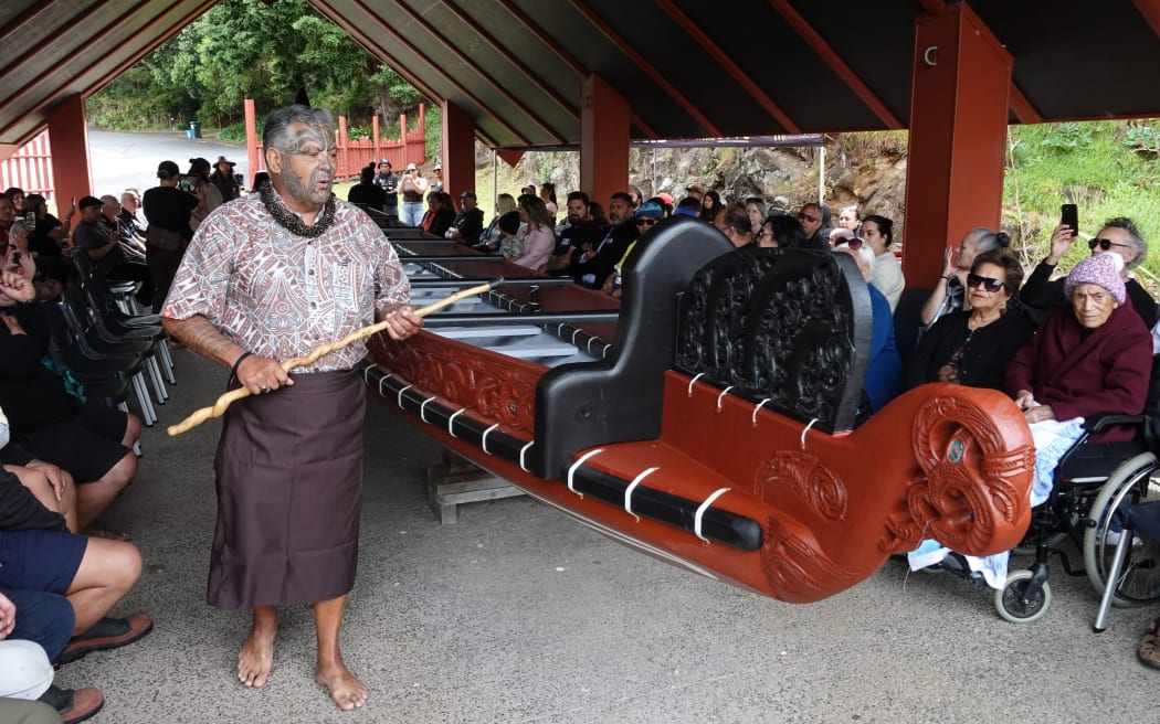 Thuyền chiến waka lịch sử 'Hinepāpara' tái xuất từ rừng sâu Ōmahuta sau gần một thế kỷ 2 Bernard Makoare blesses the new waka, named Hinepāpara.