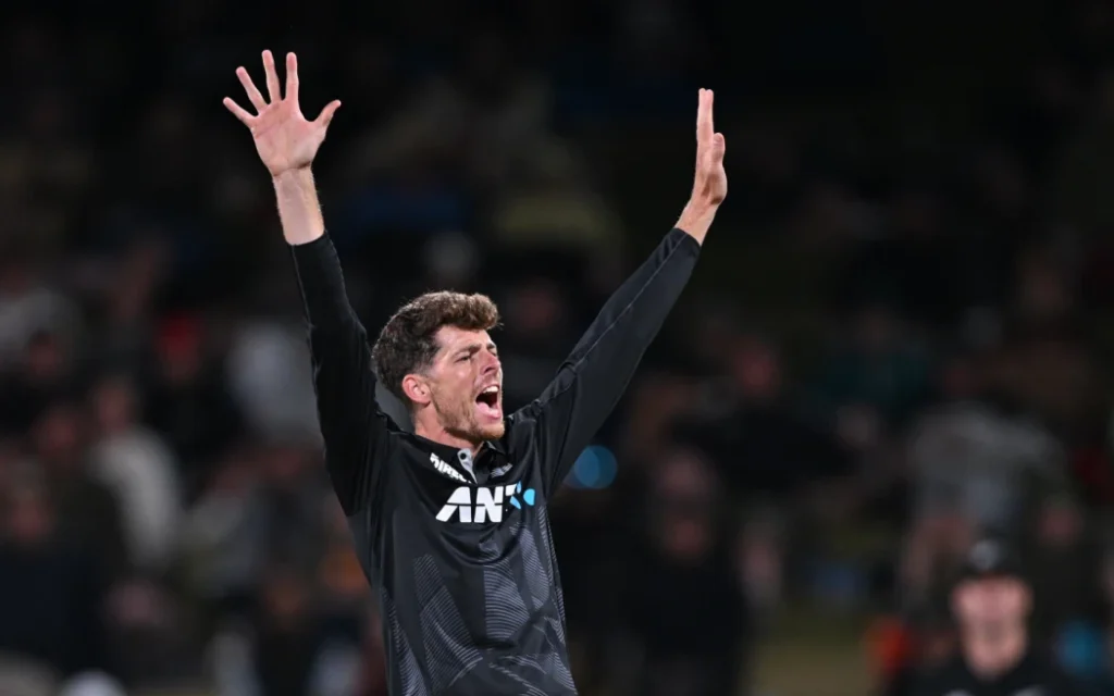 Black Caps và Anh: Trận T20 cuối cùng, quyết đấu giành series! 1 Black Caps spinner Mitchell Santner.
