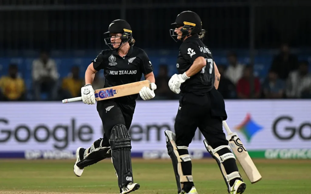 Brooke Halliday and Sophie Devine of the White Ferns.