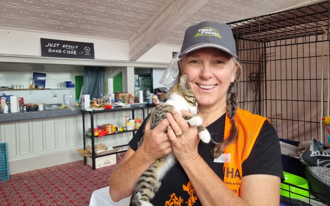 SPCA 'bất ngờ' trước luật phúc lợi lợn mới: Không được tham vấn, lo ngại 'thất bại nghiêm trọng' 4 Carolyn Press-McKenzie and a kitten.