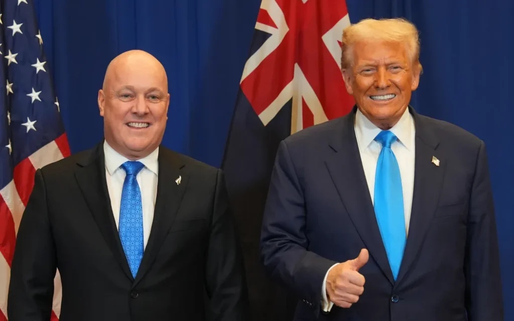 Thủ tướng New Zealand Christopher Luxon 'hội đàm riêng' với ông Donald Trump tại Hàn Quốc 1 Christopher Luxon and Donald Trump.