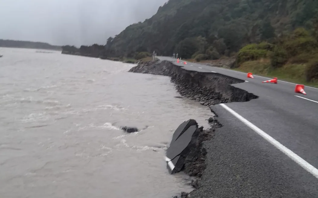 Bờ Tây New Zealand: Nhà máy xử lý nước hư hại do bão, nguồn cung cấp nước cạn kiệt 3 Damage to SH7 on West Coast due to storm