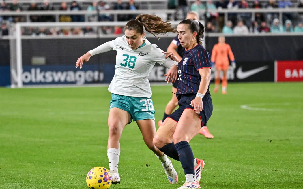 Đội tuyển nữ Mỹ 'hủy diệt' Football Ferns với tỷ số 6-0 2 Deven Jackson of New Zealand (L) contests possession with a United States opponent during their friendly international.