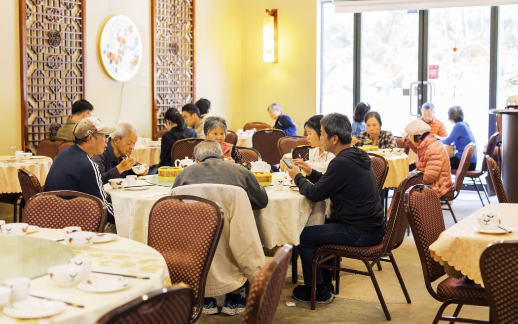 Ẩm thực yum cha ở Auckland 'hụt hơi': Các nhà hàng truyền thống lao đao 6 Diners at a yum cha restaurant