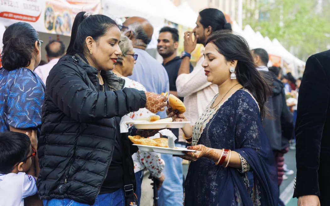 Lễ hội Diwali tại Auckland bùng nổ sắc màu, đa dạng trải nghiệm 9 Diwali food, Aotea Square, 11 October.