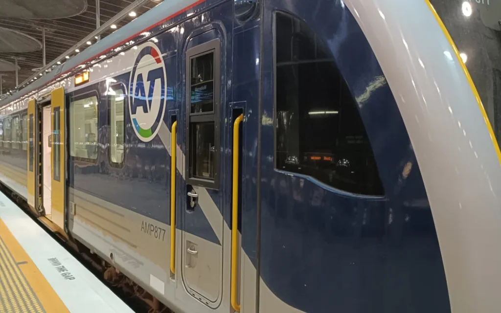 Tuyến tàu phía Tây Auckland tê liệt vì sự cố khẩn cấp 1 An Auckland Transport-branded train at Britomart/Waitematā Station.
