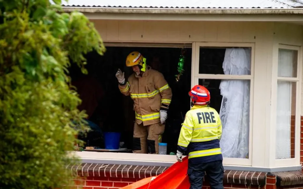 Cửa sổ vỡ tung 'như bom nổ': Gia đình lao mình tìm chỗ ẩn nấp trong gang tấc 1 Firefighters at the scene of the smashed window.
