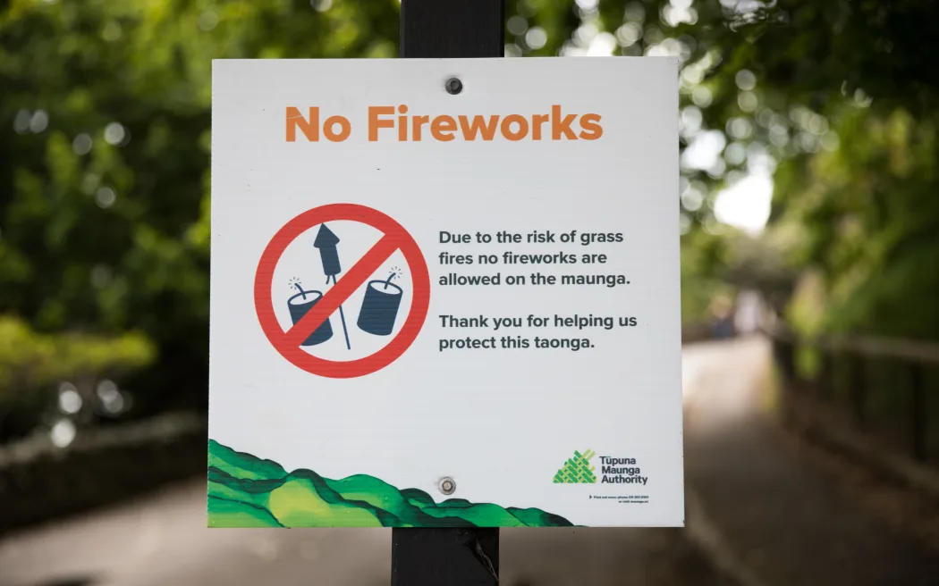 New Zealand: Tranh cãi 'nảy lửa' về lệnh cấm pháo hoa khi Guy Fawkes Day cận kề 5 Damage on Mt Eden caused by fireworks.