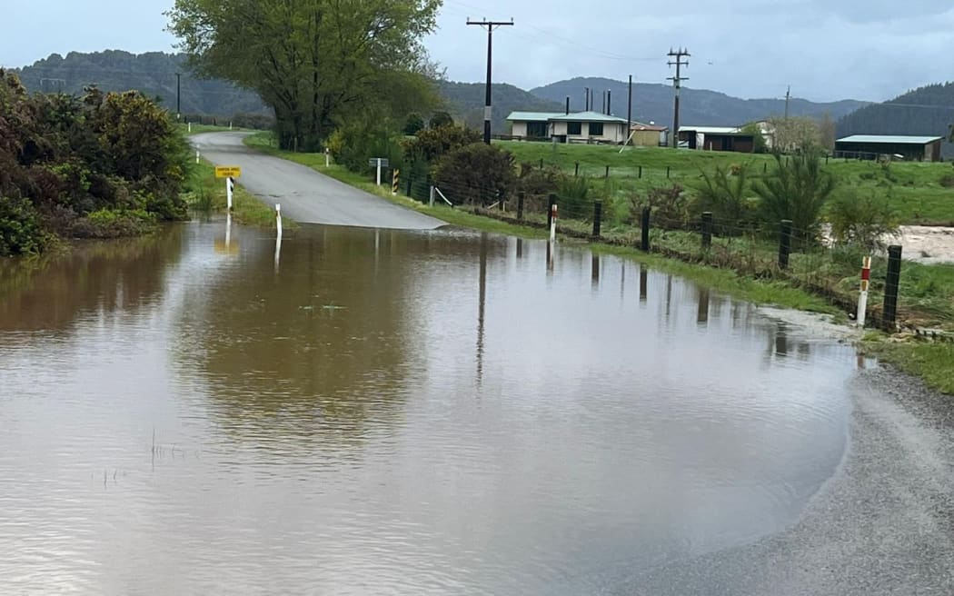 Bờ Tây New Zealand: Nhà máy xử lý nước hư hại do bão, nguồn cung cấp nước cạn kiệt 55 Flooding on Pāmu Farms' West Coast dairy farms.