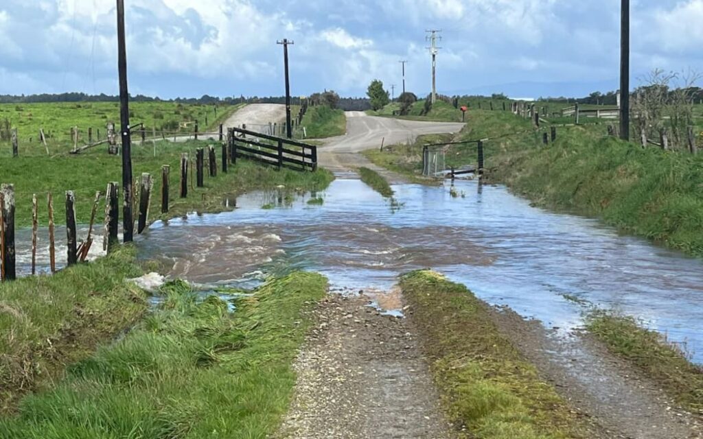 Nông dân Đảo Nam căng mình chống bão, di chuyển gia súc khi sông dâng cao 1 Flooding on Pāmu Farms' West Coast dairy farms.