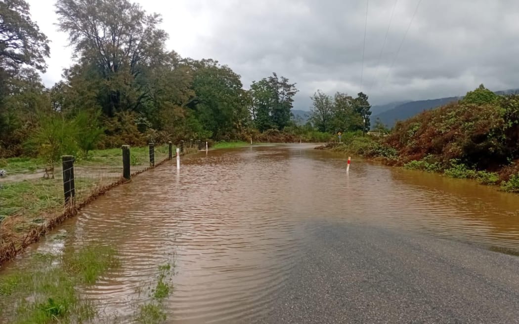 Nông dân Đảo Nam căng mình chống bão, di chuyển gia súc khi sông dâng cao 4 Flooding on Pāmu Farms' West Coast dairy farms.