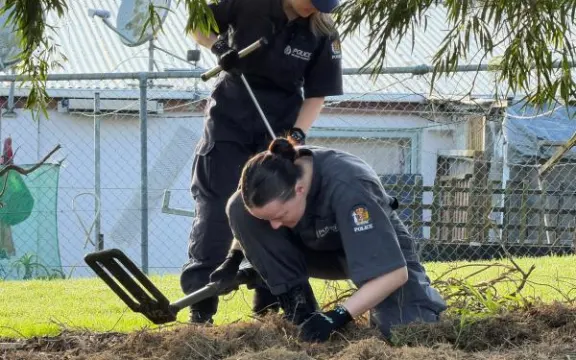 Mẹ nạn nhân Kyle Whorrall khẩn cầu nhân chứng: "Hãy dũng cảm lên tiếng vì công lý!" 3 machete in Auckland reserve five months after killing of US man Kyle Whorrall