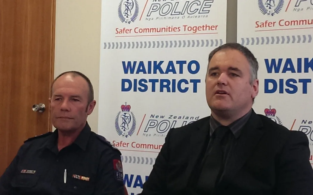 FENZ đình chỉ phương tiện cứu hộ đường thủy, cộng đồng ven sông 'mắc cạn' giữa nguy hiểm 2 Hamilton fire