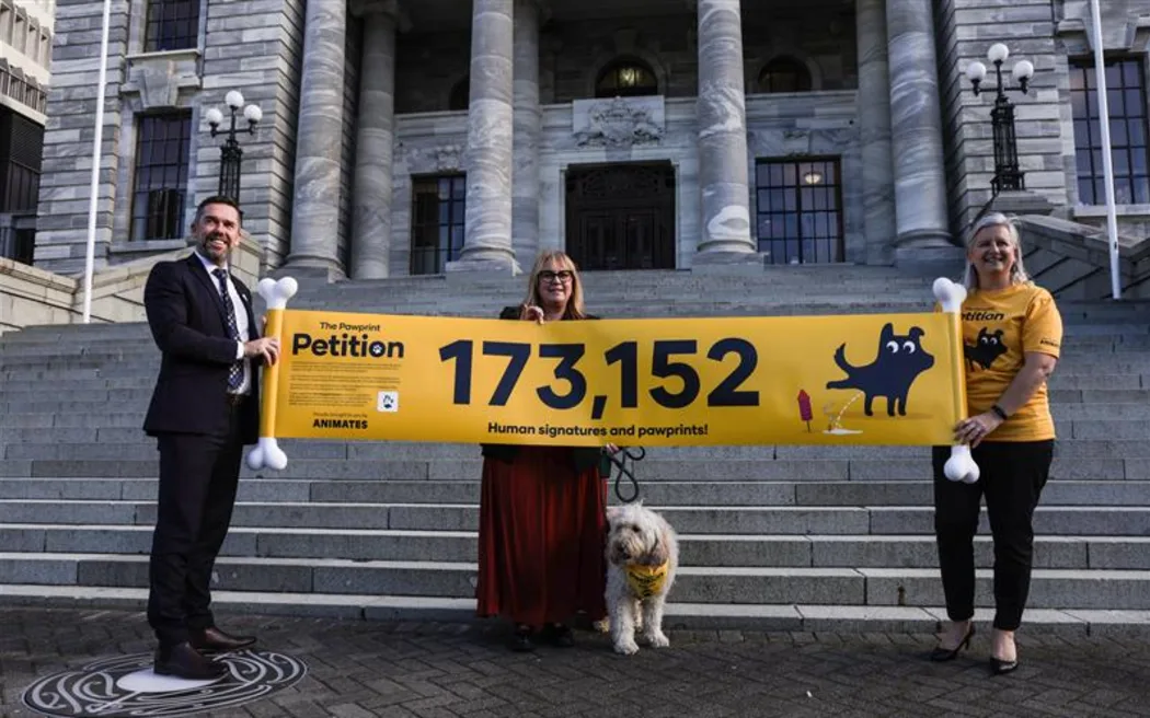 New Zealand: Tranh cãi 'nảy lửa' về lệnh cấm pháo hoa khi Guy Fawkes Day cận kề 3 (from left) MPs Greg Fleming and Jenny Marcroft, and Animates gm marketing Nathalie Moolenschot, with Frankie the golden doodle in the centre.