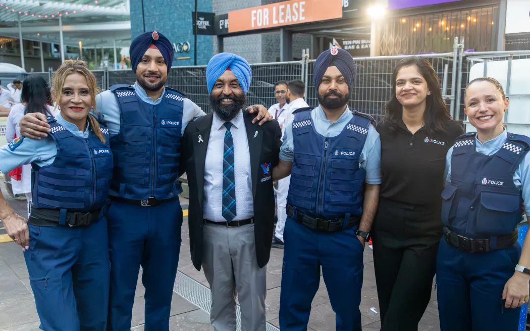 Lễ hội Diwali tại Auckland bùng nổ sắc màu, đa dạng trải nghiệm 10 (From left) Senior Constable Sarah Su, Constable Harmanjot Singh, Parminder Singh, Constable Talwinder Singh, Karanbir Kaur and Detective Rowan McKinlay-Sadgrove after their performance at the Auckland Diwali festival on Sunday.