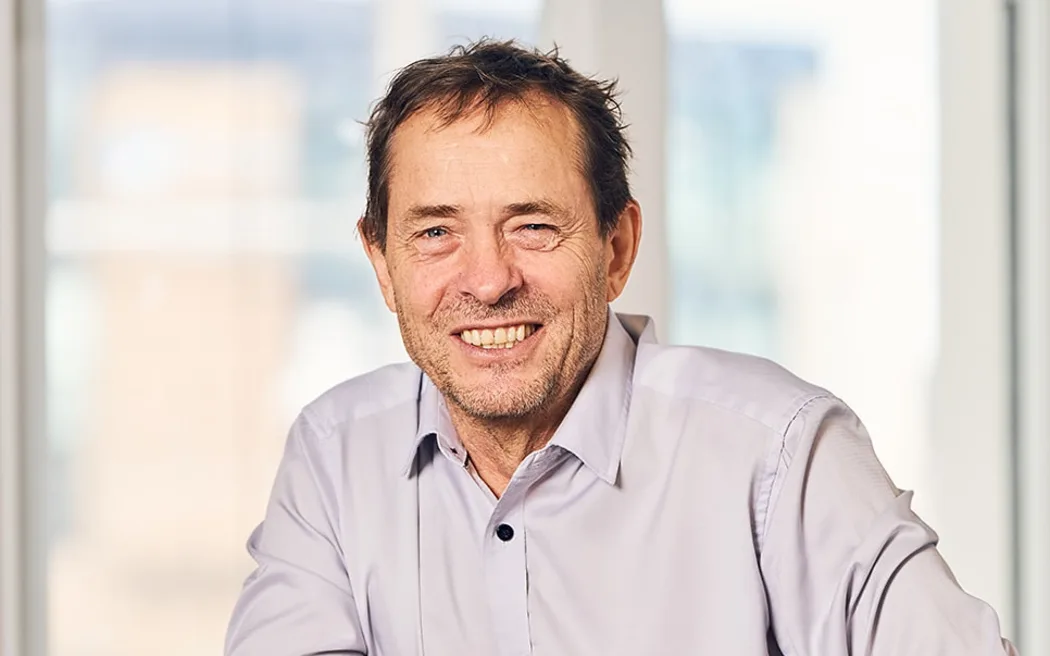 Y tế cơ sở 'thoát hiểm', nhưng vẫn cần thời gian hồi phục 2 GenPro chair Angus Chambers, a Christchurch GP, says practices are going broke and being forced to hike fees and cut services.