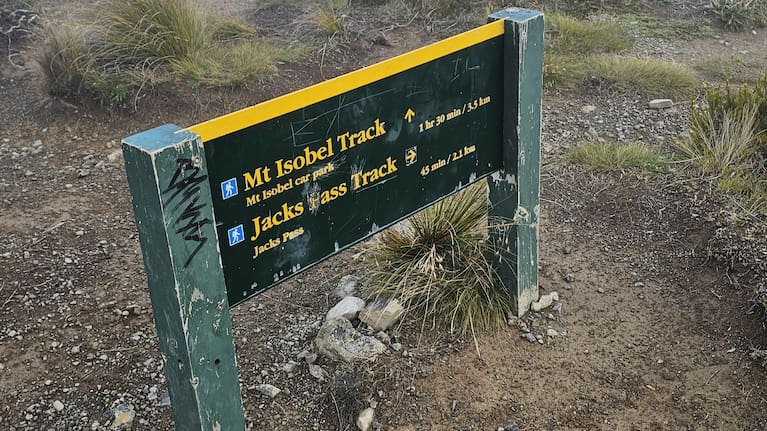 Tan hoang vì đạn và sơn: Cơ quan Bảo tồn New Zealand khẩn thiết kêu gọi 'hãy để yên các biển báo' 5 Graffiti pictured on a sign.