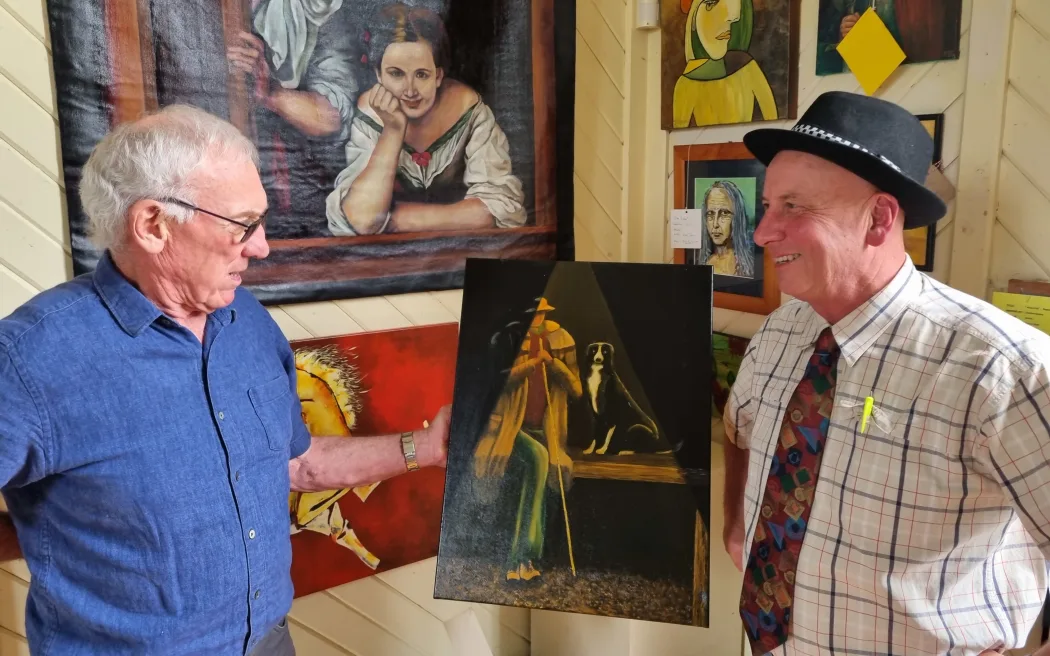 Đại chiến 'nghệ sĩ giả': Ai sẽ giành vương miện sao chép nghệ thuật đỉnh cao? 4 Graham Christensen, left, and Richard Aslett look over one of Graham's two entries.