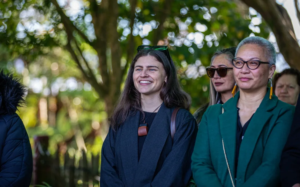 Khảo sát Curia: Đảng Quốc gia New Zealand mất điểm, khối cánh tả có thể nắm quyền 3 Green Party Co-leaders Chlöe Swarbrick and Marama Davidson attend Koroneihana to show their respects to Te Arikinui Kuini Nga wai hono i te po.