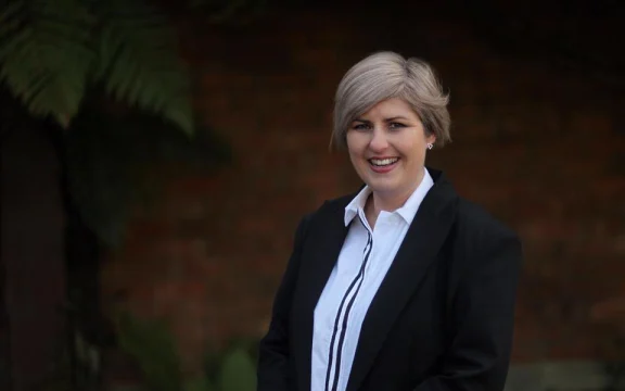 Bờ Tây New Zealand: Nhà máy xử lý nước hư hại do bão, nguồn cung cấp nước cạn kiệt 2 Grey District mayor Tania Gibson