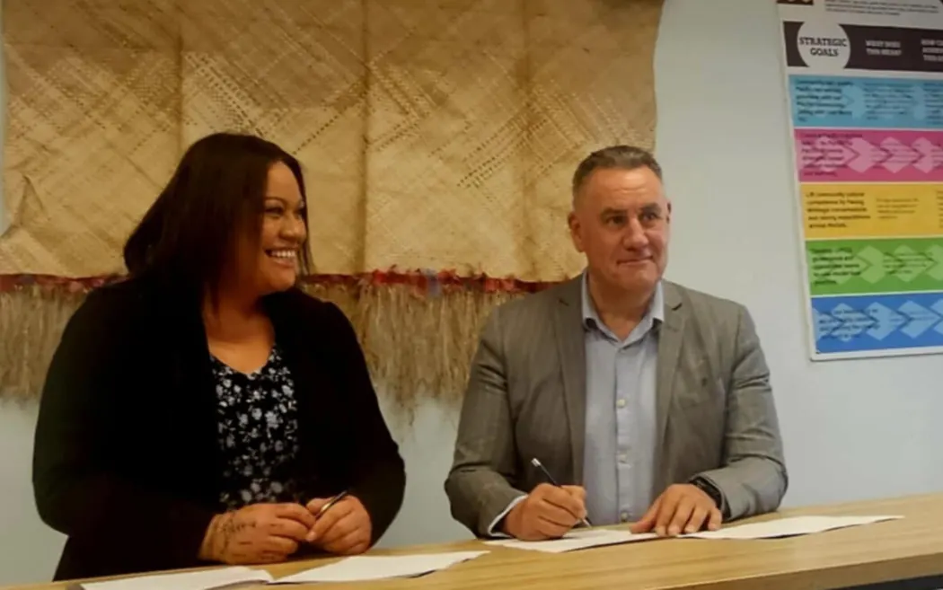 New Zealand triển khai chương trình đào tạo đột phá, nâng cao năng lực lao động Thái Bình Dương và nông thôn 3 Hana Fanene-Taiti and Phil Alexander-Crawford sign the MOU for Project Fetu.
