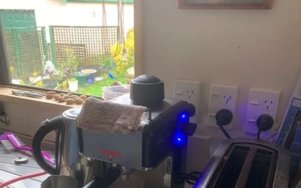 Mất điện diện rộng, người đàn ông Picton dùng ô tô điện nấu bữa sáng nóng hổi 2 Picton resident Rob McCaw was able to use his coffee machine, jug and toaster during a power outage to around 90,000 homes at the top of the South Island by connecting them to his EV.