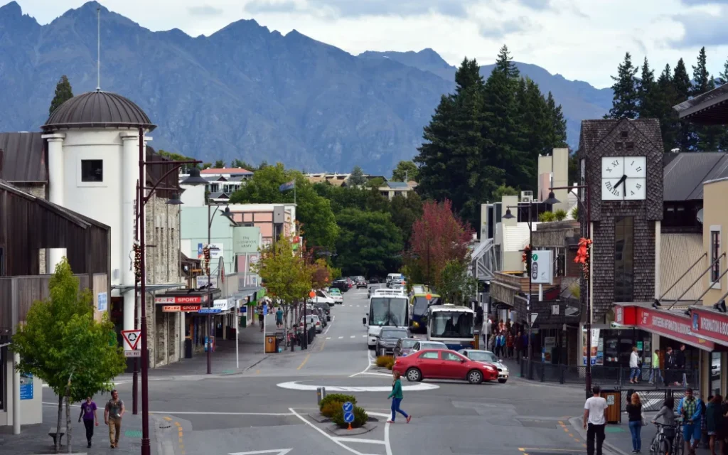 Thị trấn du lịch New Zealand 'khát' nhân sự: Việc làm tràn ngập, nhưng chi phí đắt đỏ khiến ứng viên 'ngoảnh mặt' 1 Central Queenstown.