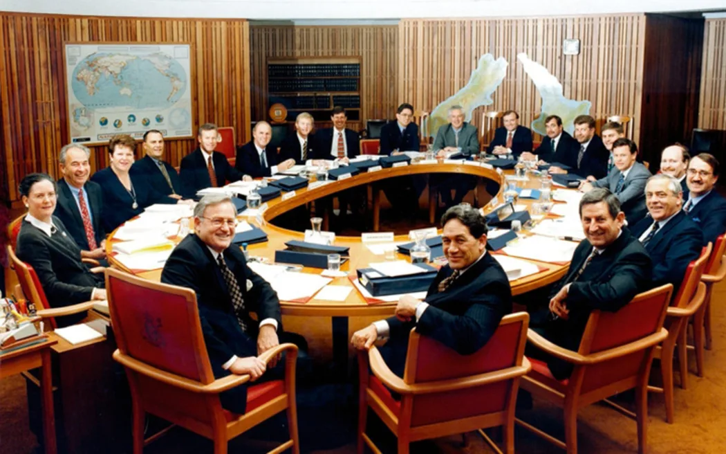 Jim Bolger: 'Người cầm lái vĩ đại' được vinh danh là nhà lãnh đạo kiên định, giản dị 5 Jim Bolger and Winston Peters at the head of the newly-minted first MMP coalition government