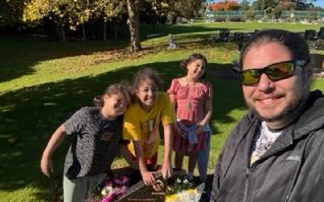 Tòa án Waitangi kiến nghị: Cần cấp quyền công dân cho con của người đàn ông Māori 2 John Bryers Ruddock pictured with his children, who are 8, 9 and 12.
