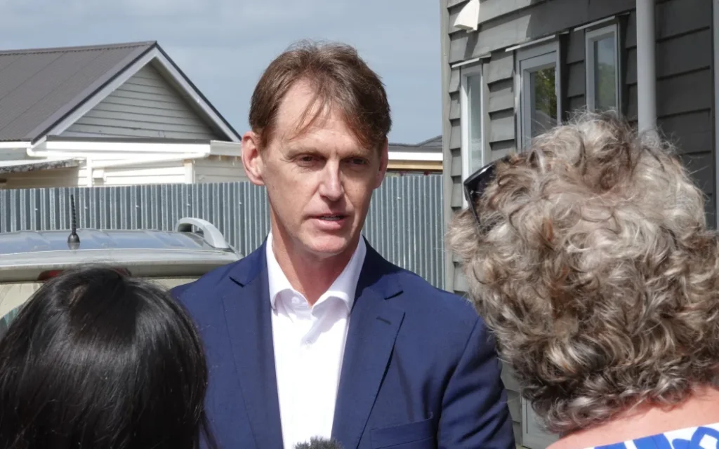 Jonathan Larsen đắc cử Thị trưởng Kaipara với cách biệt sít sao 1 Deputy Mayor Jonathan Larsen, and current front runner in the mayoral race with a margin of just five votes, addresses the media.