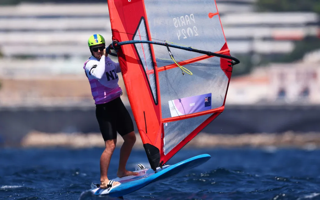 America's Cup: Dàn sao Olympic và thế hệ thủy thủ trẻ tiếp thêm 'năng lượng' cho hành trình bảo vệ danh hiệu 2 MARSEILLE, FRANCE - AUGUST 03: Josh Armit of Team New Zealand competes in the Men's Windsurf iQFoil class on day eight of the Olympic Games Paris 2024 at Marseille Marina on August 03, 2024 in Marseille, France. (Photo by Phil Walter/Getty Images)