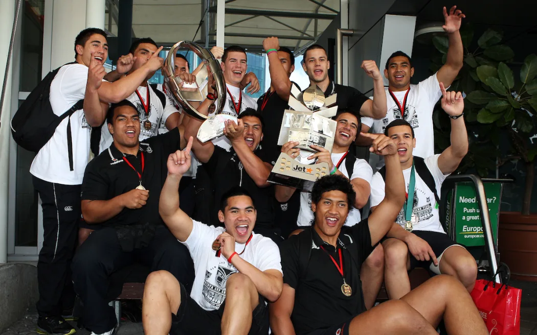 Warriors tranh tài ngày chung kết NRL: Toàn bộ thông tin bạn cần biết 3 Junior Warriors arrive home with the Toyota Cup trophy and the Club Championship trophy in 2010.