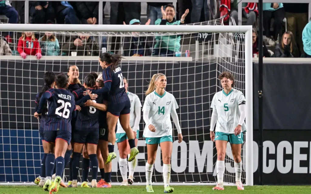 Đội tuyển nữ Mỹ 'hủy diệt' Football Ferns với tỷ số 6-0 1 Katie Bowen (14) and Meikayla Moore of New Zealand are dejected after conceding a goal against the United States.