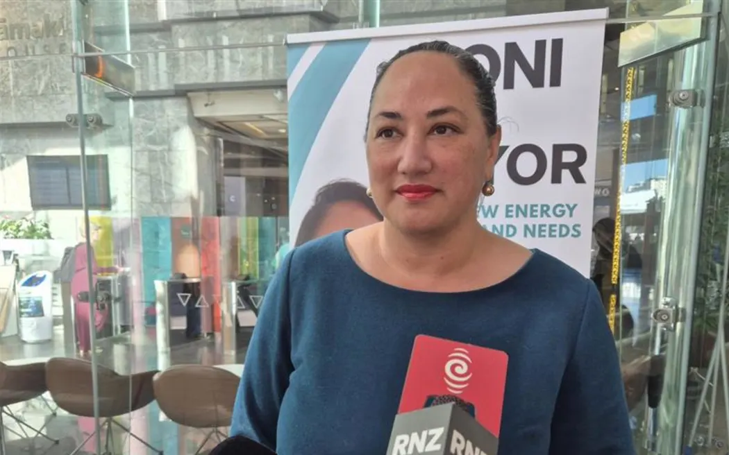 Thị trưởng Auckland Wayne Brown Kêu Gọi Cử Tri: "Hãy Gửi Thông Điệp Mạnh Mẽ Tới Wellington!" 2 Kerrin Leoni at her fiscal plan announcement.