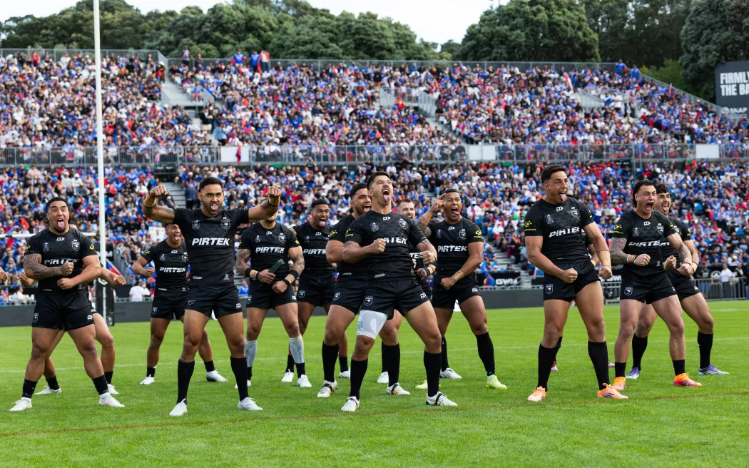 Haka bị la ó: Cổ vũ quá khích hay thiếu tôn trọng văn hóa? 2 Kiwis during the haka before the Pacific Championships rugby league test