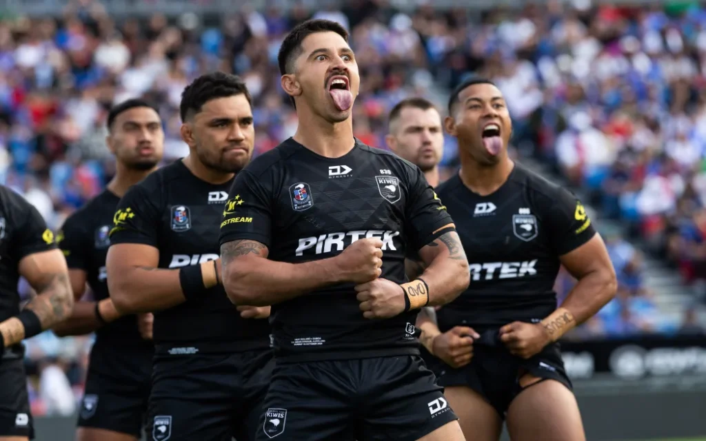Haka bị la ó: Cổ vũ quá khích hay thiếu tôn trọng văn hóa? 1 Kiwis Jeremy Marshall-King during the haka before the Pacific Championships rugby league test.