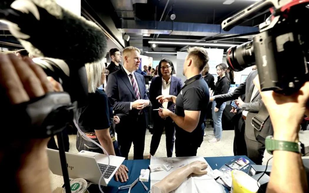 Đảng Lao động New Zealand công bố 'Quỹ Tương lai': Chính sách tranh cử chủ chốt đầu tiên 2 Labour Leader Chris Hipkins and Finance and Economy spokesperson Barbara Edmonds visit Auckland start-up space GridAKL.