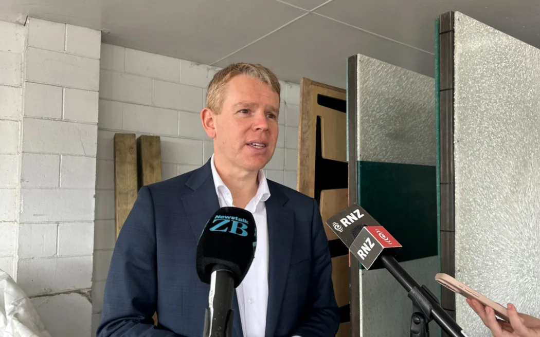 Đảng Lao động 'tố' chính phủ 'bán tháo tài sản gia đình' khi rao bán chứng khoán Chorus UFB 3 Labour Party leader Chris Hipkins at Critical Design in Papatoetoe
