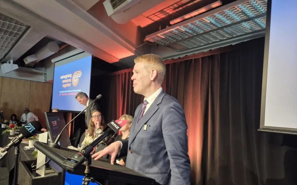 “Cứ thử xem”: Lãnh đạo Công đảng Hipkins công kích Thủ tướng Luxon về thuế lãi vốn 1 Labour leader Chris Hipkins speaking to union reps at a Council of Trade Unions conference at Te Papa on Wednesday.
