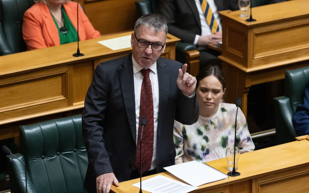 Nghị trường New Zealand: Khi những 'cốt truyện' cần được tóm tắt 2 Duncan Webb speaks in the first reading debate for the Principles of the Treaty of Waitangi Bill.